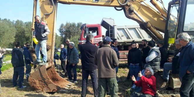 Attivisti bloccano l’eradicazione degli ulivi in Salento