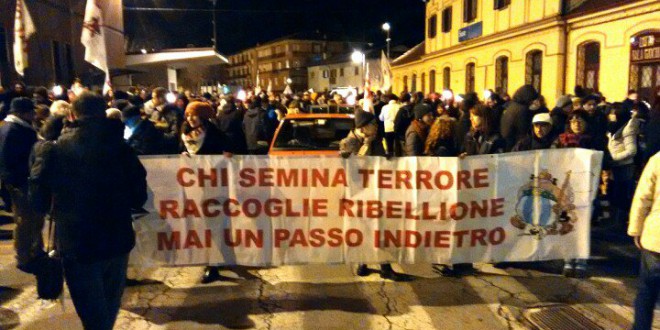 1000 fiaccole #notav a Susa e i carabinieri fortificano la caserma + VIDEO